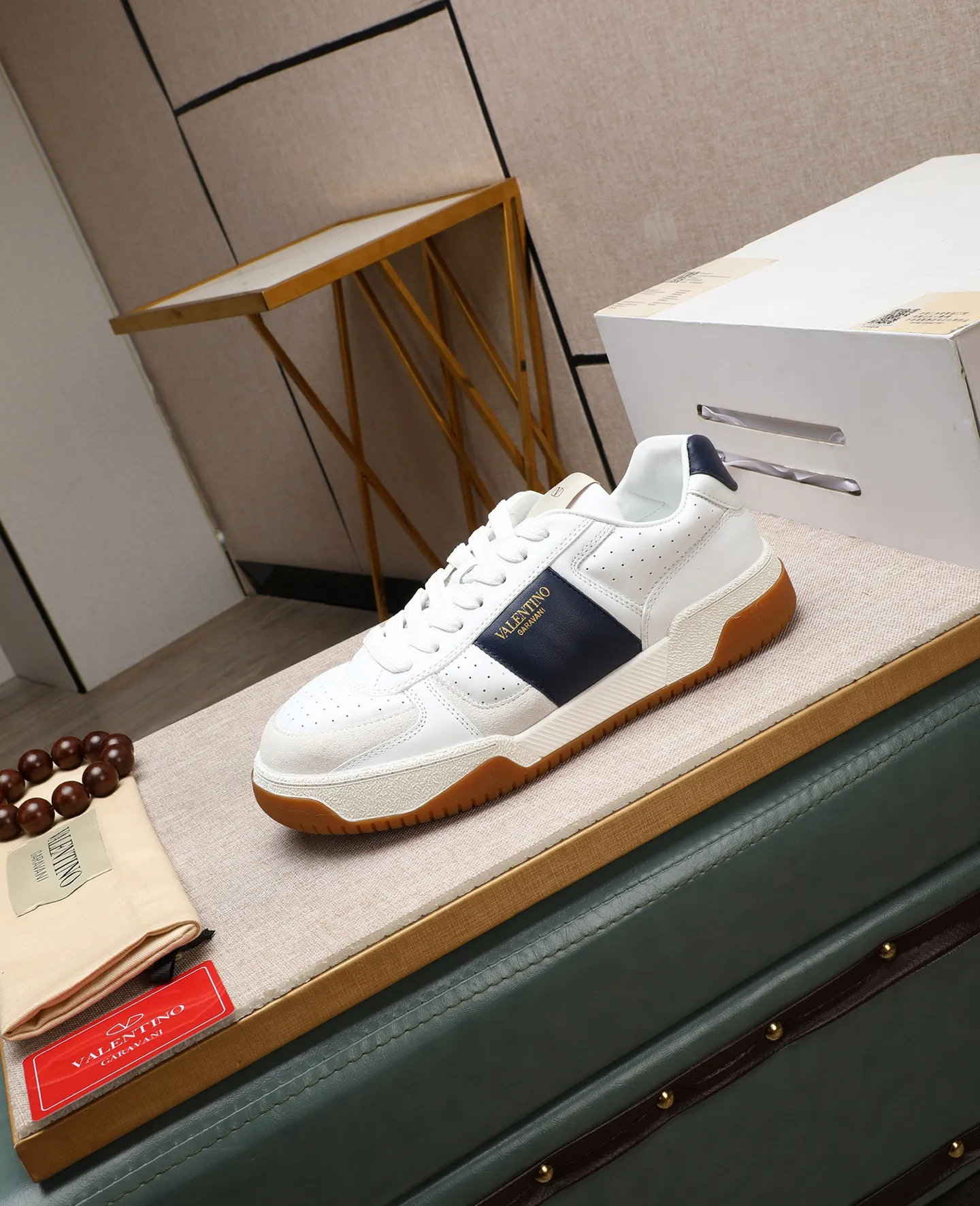 Men's shoes 💰740 [Valentino] Couple model, size: ▪️Size: Women's model 35-40 Men's model 39-44 (45 customized) Valentino Valentino Couple model Joie de Jouer series Velcro Thick sole Bread shoes Couple model Casual sneakers White shoes Original purchase and development Production Joie de Jouer series The style is simple but not out of style. The pure white base is paired with fresh green and soft beige, and the unique Velcro design highlights your personality. Every detail tells fashion and quality. Wear it, take a confident step, and start the trend journey. Delivered in exquisite packaging🛍📦 ▪️Material: Original custom imported first-layer cowhide ▪️Inner lining: Original custom made soft sheepskin lining ▪️Outsole: Original open-molded non-slip TPU material ▪️Sole thickness: 3.5CM